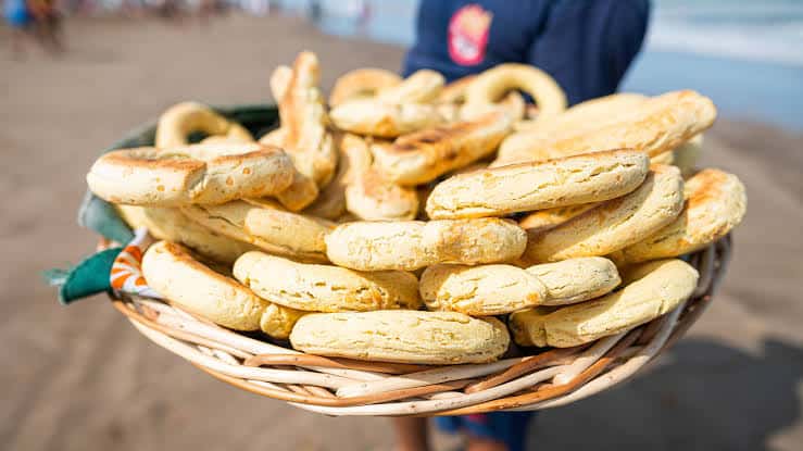 Furor por el chipá en las playas de Mar del Plata; ¿amenaza el reinado del churro?
