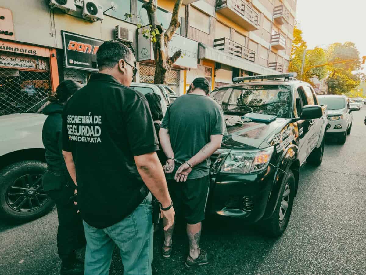 La Patrulla Municipal intervino ante una pareja de delincuentes que utilizaban un vehículo como búnker