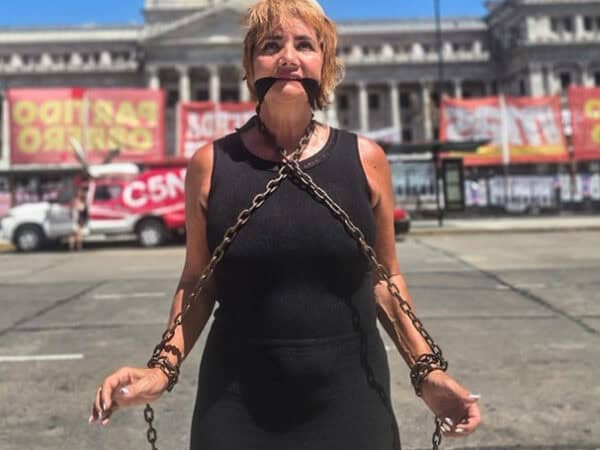 Nancy Pazos se encadenó frente al Congreso y Adorni djo que “el nivel del delirio es astronómico»