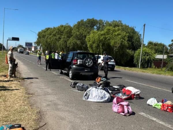 Se detectó a un conductor con licencia trucha y drogas para vender
