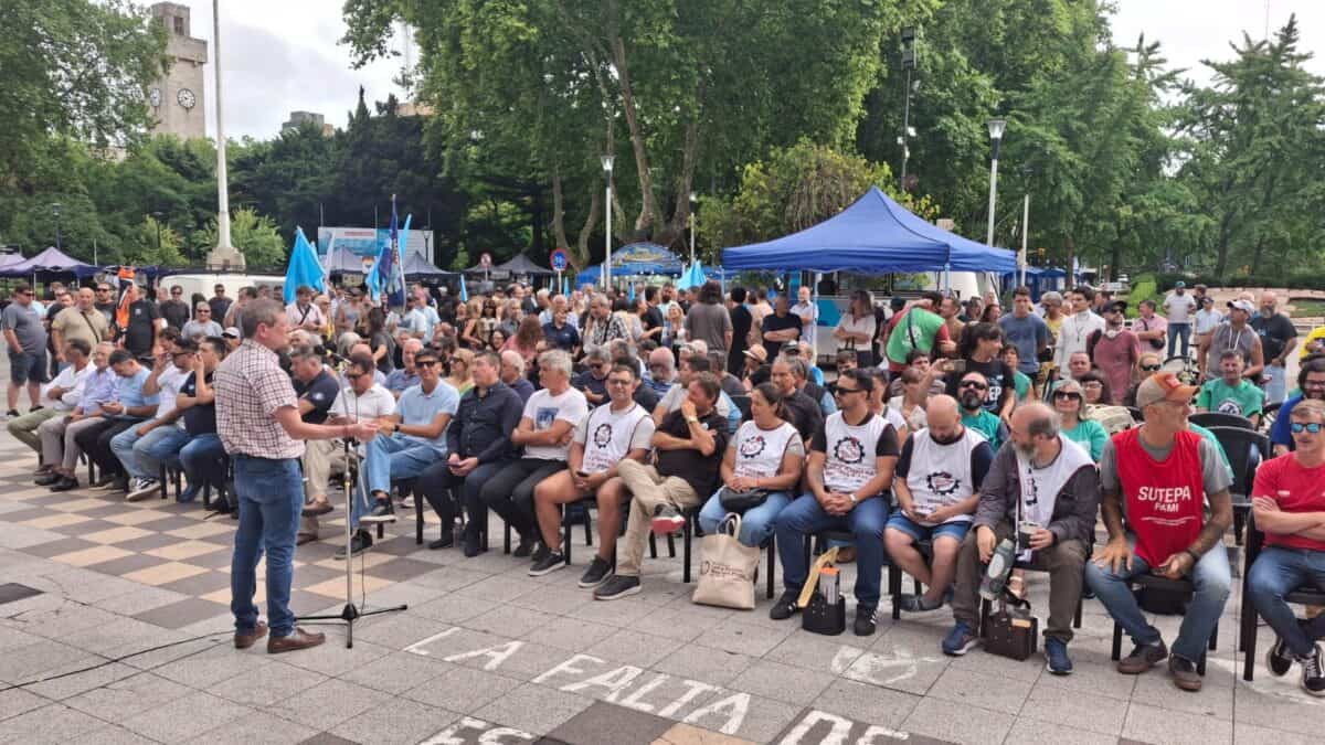 Realizan un plenario sindical contra la Reforma laboral frente a la Catedral