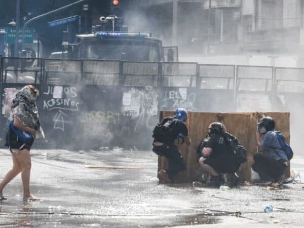 Incidentes por la reforma laboral: gases, explosiones y detenidos en las afueras del Congreso