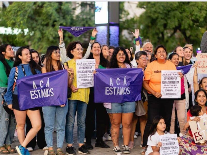 “Acá estamos”, los feminismos se expresan en la rambla y el Teatro Auditorium