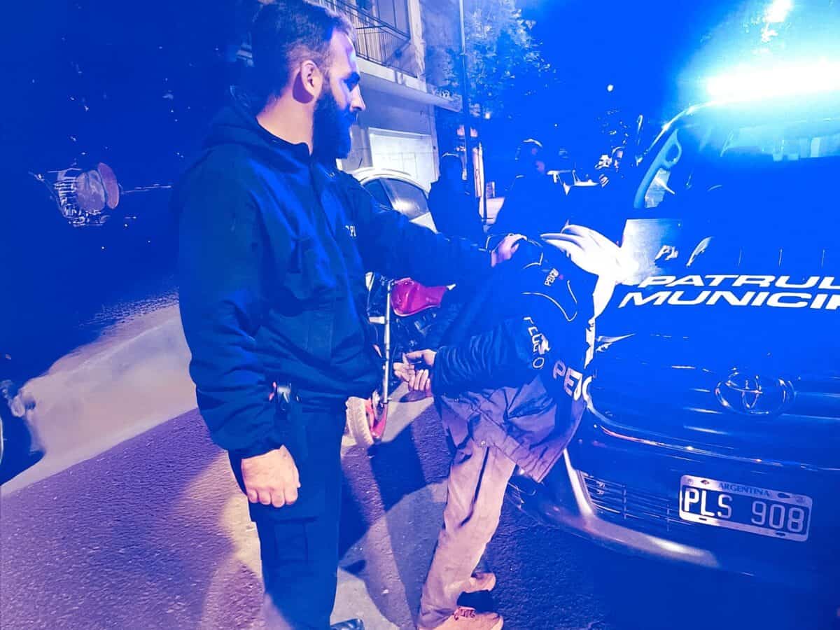 Motociclista fue aprehendido tras evadir un control, chocar y agredir a un agente de la Patrulla Municipal