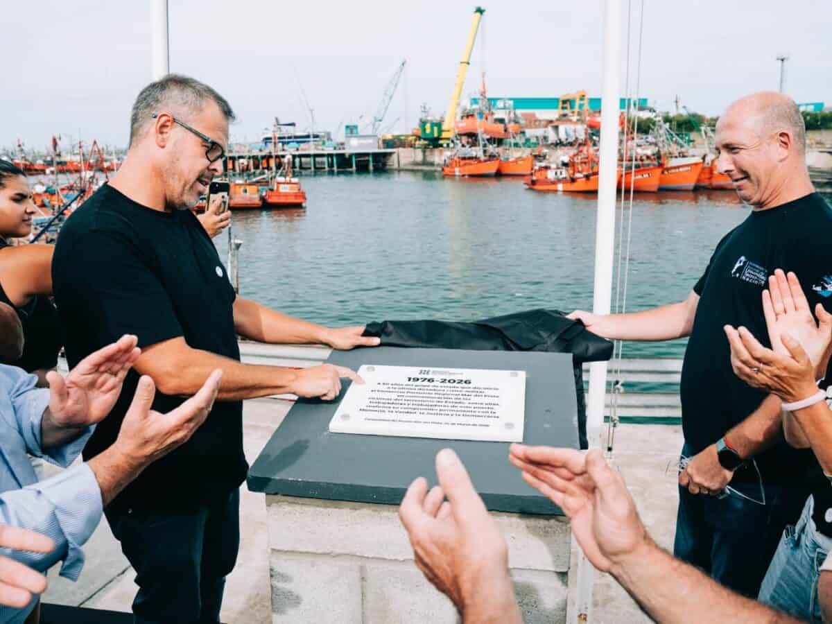 Placa conmemorativa y muestra de fotos en la Banquina Chica a 50 años del golpe militar