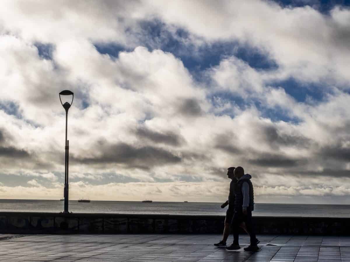 Sábado frío, ventoso con chaparrones en Mar del Plata; rige alerta