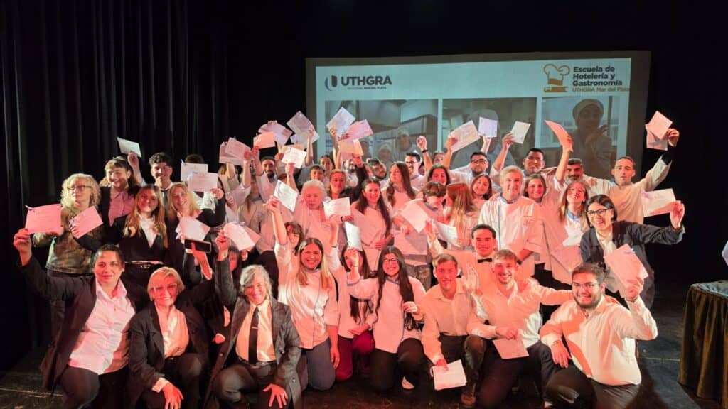 Egresaron más de 250 alumnos de la Escuela de Hotelería y Gastronomía de UTHGRA Mar del Plata
