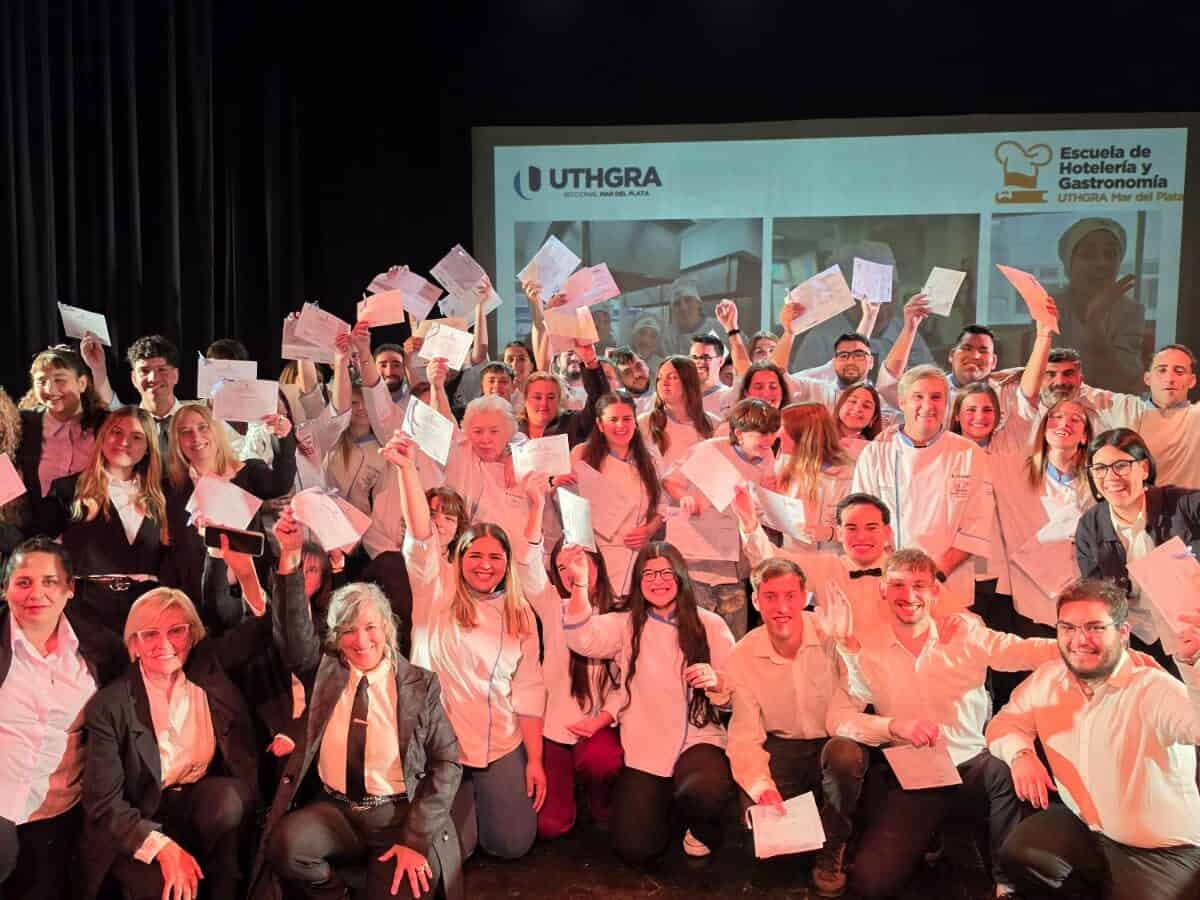 Egresaron más de 250 alumnos de la Escuela de Hotelería y Gastronomía de UTHGRA Mar del Plata