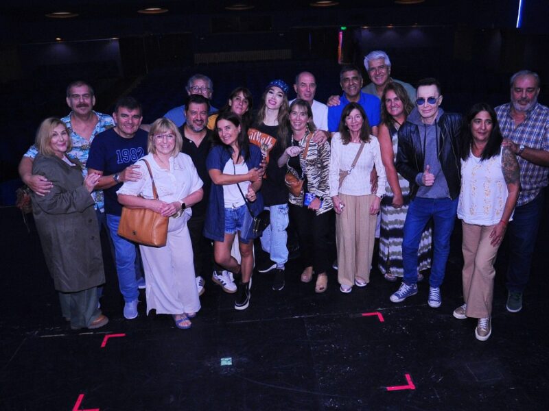 Fátima Florez junto a excombatientes, ovación y homenaje