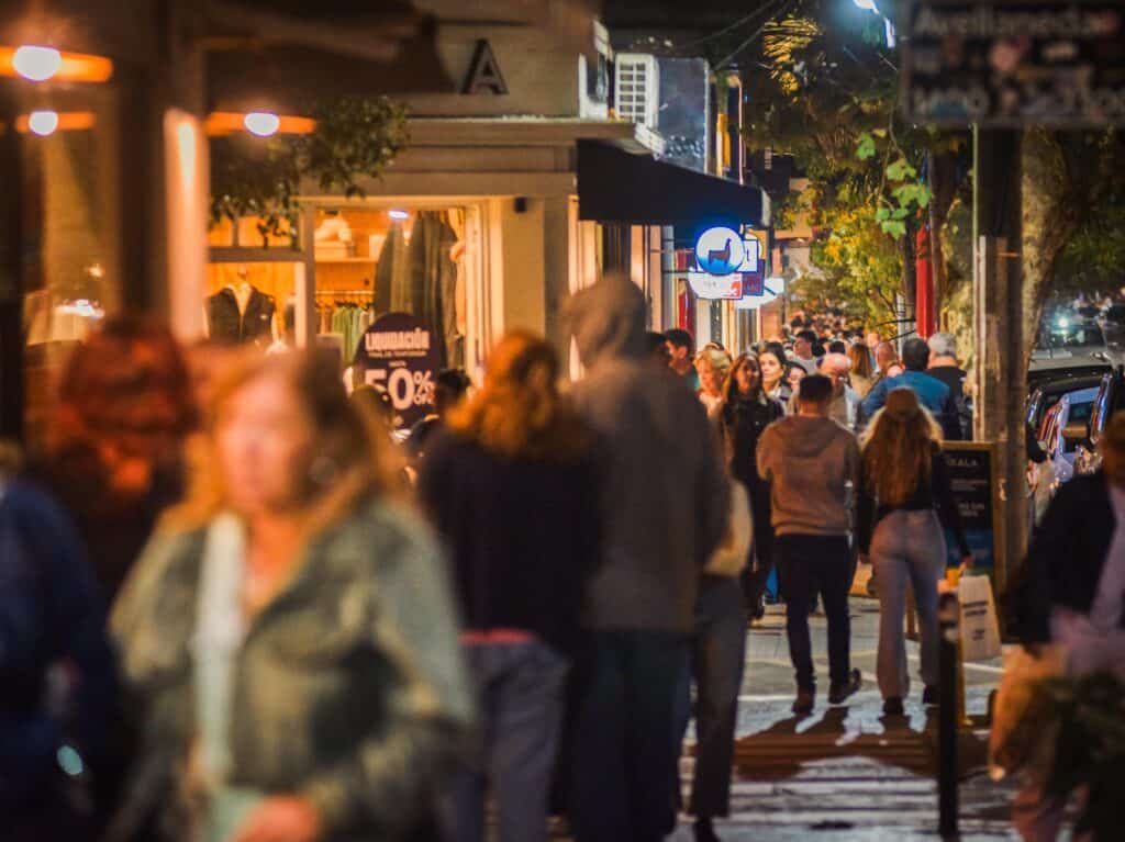 Más del 92 % de los comercios de Mar del Plata siguen abiertos, pero alertan sobre corredores críticos
