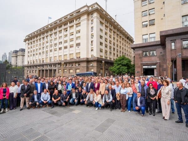Intendentes de todo el país le reclamaron a Milei que baje la nafta y haga las obras