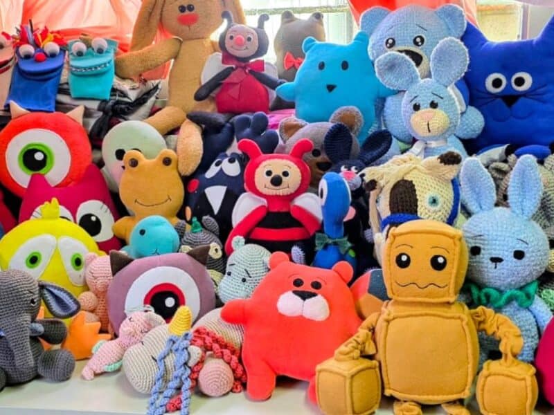 En la cárcel de mujeres de Batán confeccionaron 60 juguetes para una parroquia