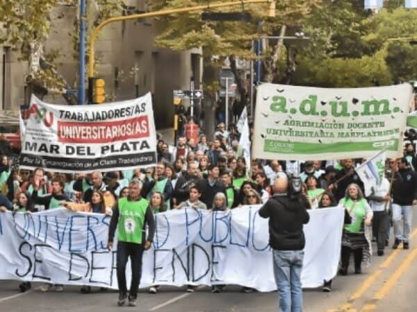 Docentes y nodocentes instalan una carpa universitaria por la aplicación de la Ley de Financiamiento