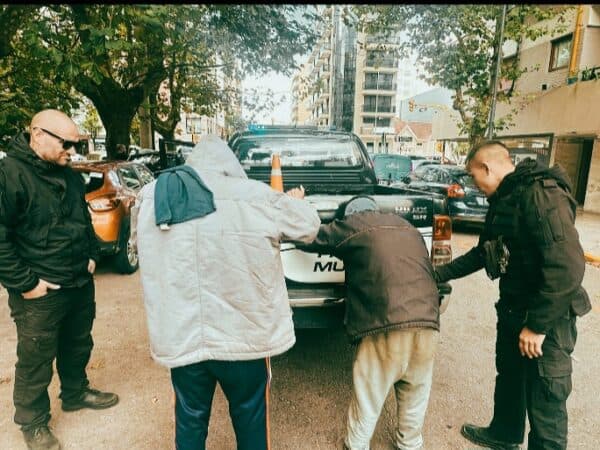 Aprehenden a dos personas tras agredir a personal municipal durante un operativo en La Perla