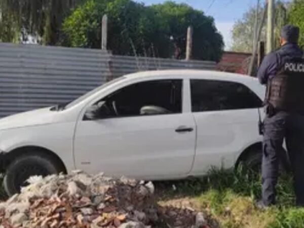 Hallan en Bahía un auto robado en Mar del Plata que circulaba con patentes falsas