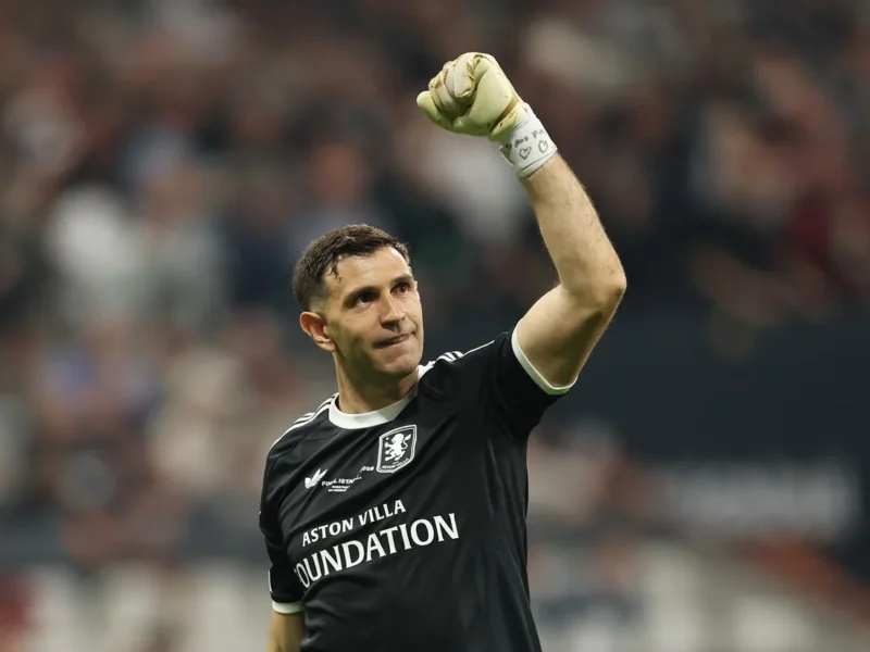 Los marplatenses Dibu Martínez y Emiliano Buendía, campeones con Aston Villa