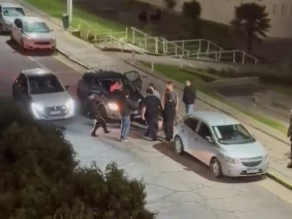 Violento incidente en Playa Grande: empujaron a un joven durante una pelea y fue atropellado por un auto