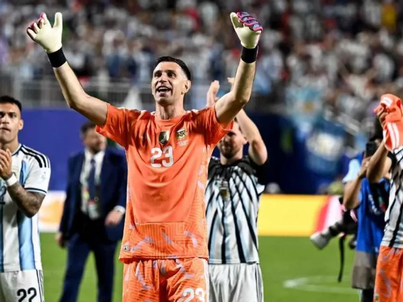 Dibu Martínez destacó la humildad de la Scaloneta tras el triunfo ante Argelia: «Esto es una gran familia»