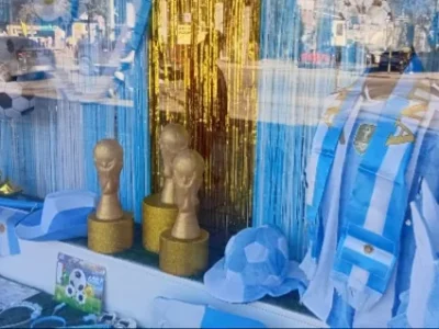 Mar del Plata ya vive el Mundial: vidrieras celestes y blancas, furor por las figuritas y la ilusión del Fan Fest