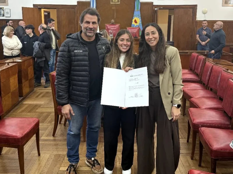 Pilar Robles, distinguida por el Concejo Deliberante y recibida por el intendente