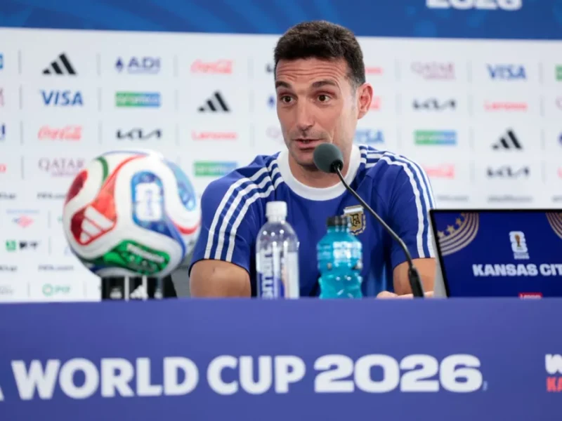 Scaloni confirmó que el Dibu Martínez y Julián Álvarez están “disponibles” para el debut ante Argelia