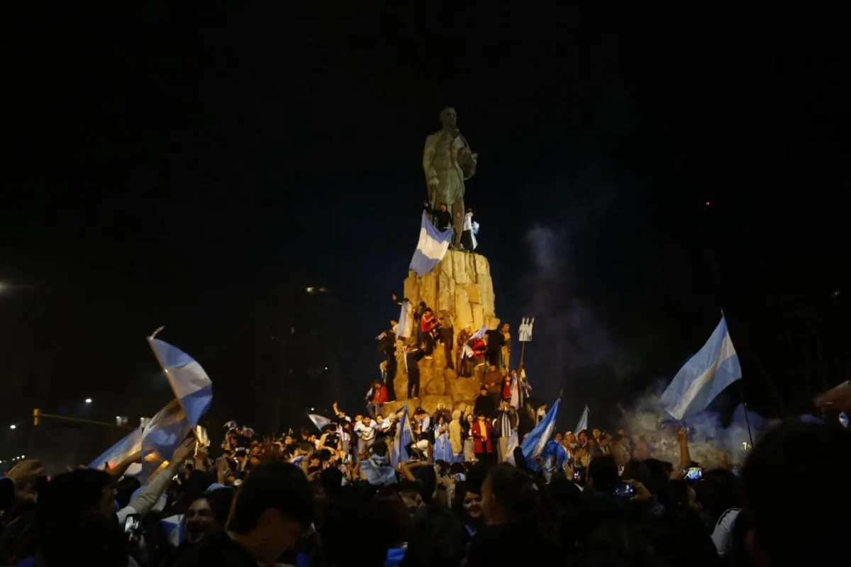 Mar del Plata salió a la calle y brindó un merecido reconocimiento a la Selección
