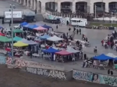 Vendedores ambulantes volvieron a instalarse en la Rambla a tres meses del desalojo