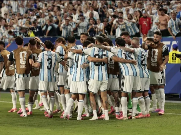 Argentina jugó mal y logró la clasificación en el suplementario
