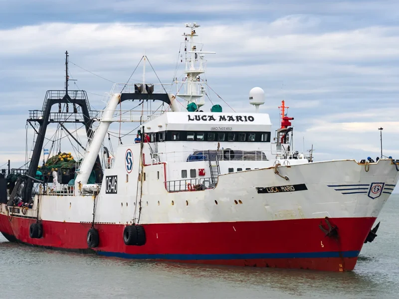 Intensa búsqueda de un tripulante del buque «Luca Mario» que cayó al mar frente a Puerto Deseado