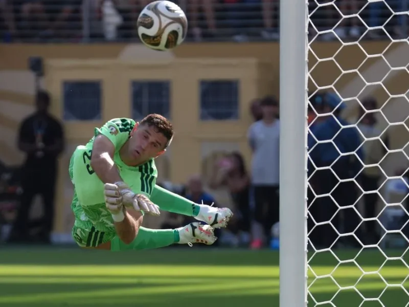 El Dibu Martínez, el mejor de la Selección que permitió estirar la ilusión hasta el final