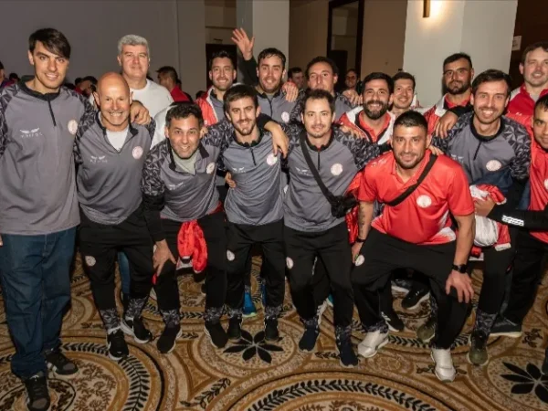 Mar del Plata recibió al fútbol senior con una gala inaugural que reunió a 20 equipos