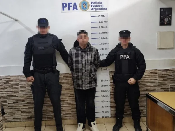 Estaba con arresto domiciliario por un homicidio y lo detuvieron por vender drogas desde su casa