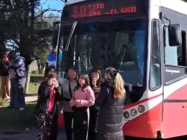Vecinos de dos barrios bloquean el recorrido de la Línea 501 ante la interrupción del servicio