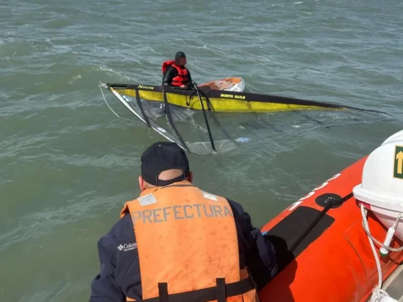 Mar del Plata: Prefectura asistió a un windsurfista que no podía volver a la costa por sus propios medios