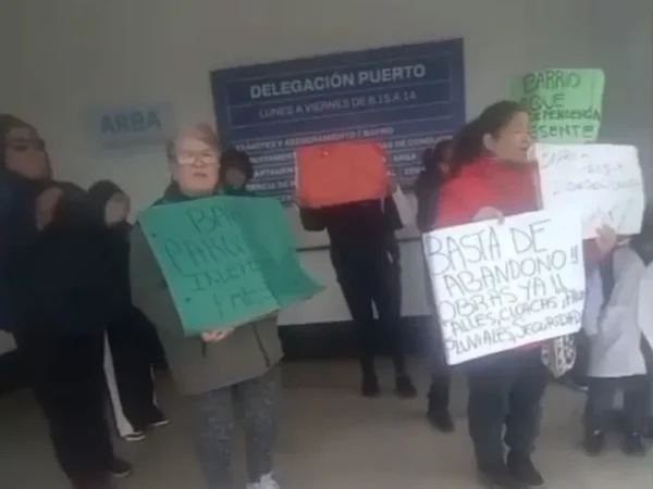 Vecinos de la zona sur reclamaron respuestas frente a la Delegación Puerto