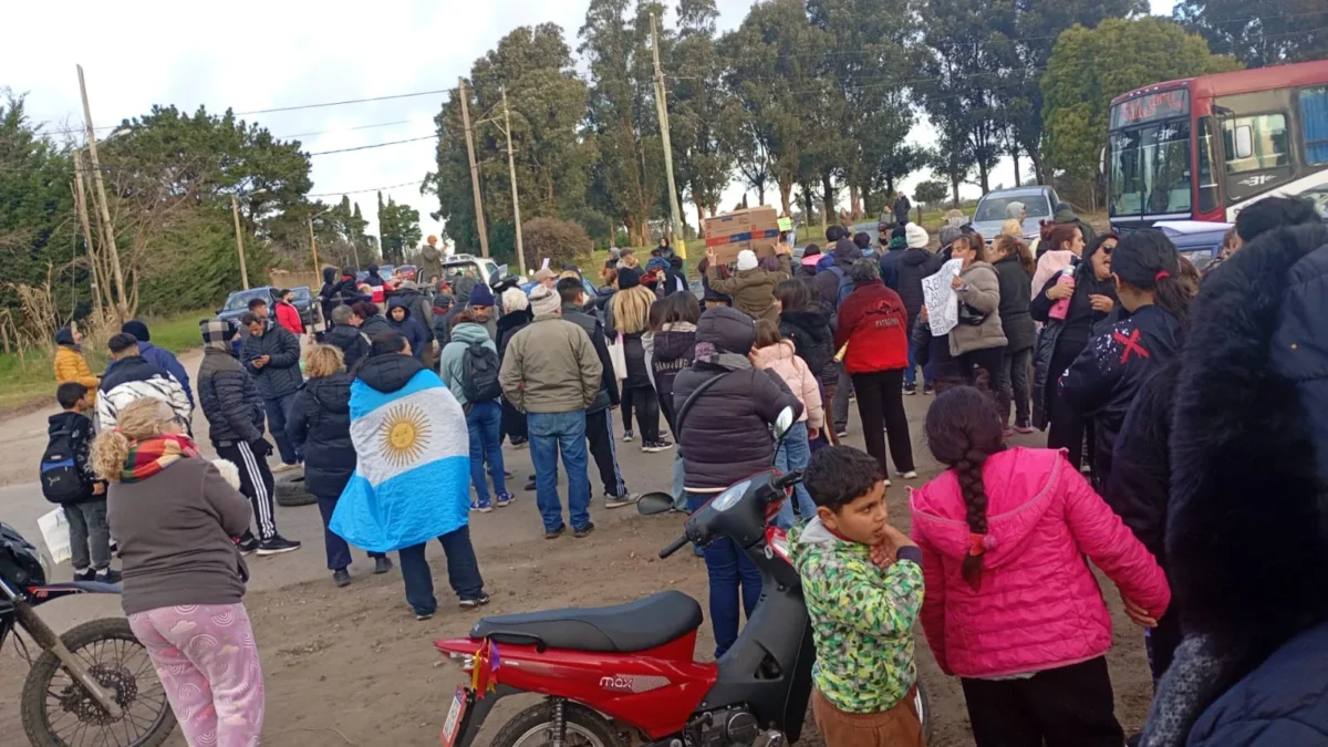 Protesta y corte total en la zona sur: vecinos de 15 barrios reclamaron respuestas al Municipio