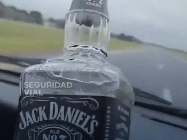 Tomaba whisky al volante y se burló del «si nos matamos, nos matamos» en la ruta 2