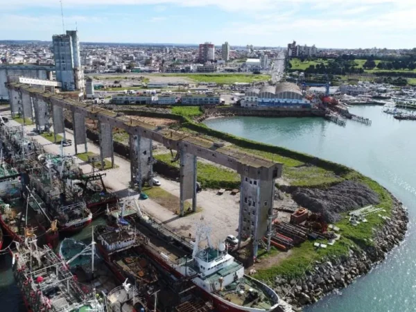 La internita inservible para un puerto azul, sin carga ni galería de los silos