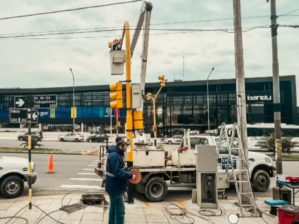 Extienden prueba tecnológica de semáforos con IA en la avenida De los Trabajadores