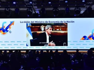 Caputo pidió confianza a los empresarios y atribuyó la suba del riesgo país al “temor a volver al infierno”