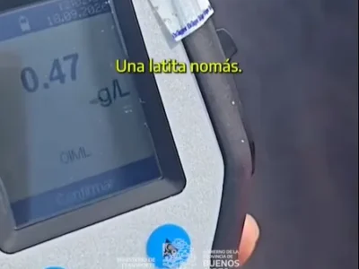 Alcohol positivo, sin seguro y con licencia aprócrifa y 7 ocupantes en el auto
