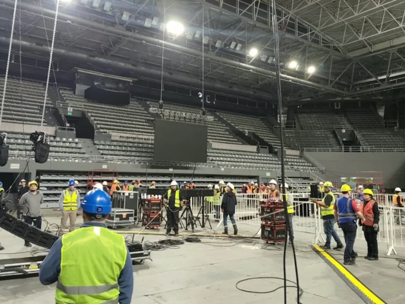 Cientos de voluntarios preparan el Polideportivo para recibir a miles de testigos de Jehová