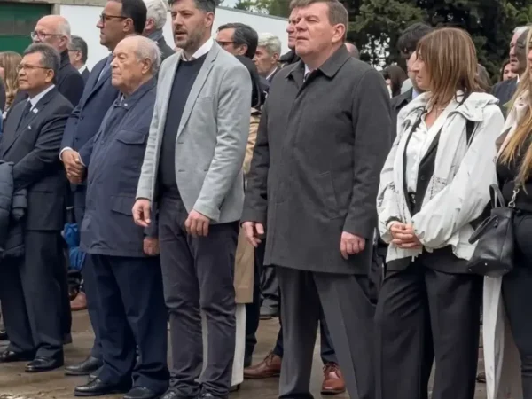 Montenegro formalizó su licencia en el Senado y reapareció como intendente en el acto por los 100 años de la Base Naval