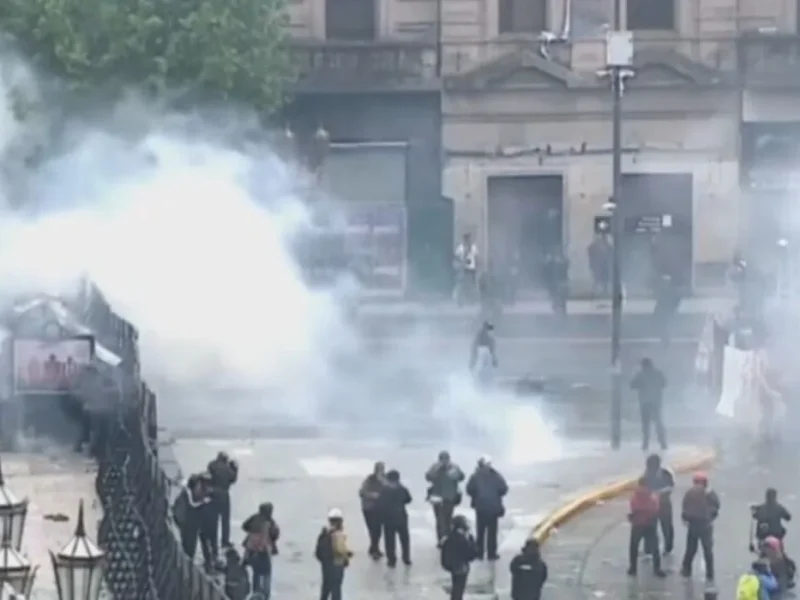 Marcha Universitaria: incidentes entre manifestantes y la Policía, con piedras y gases